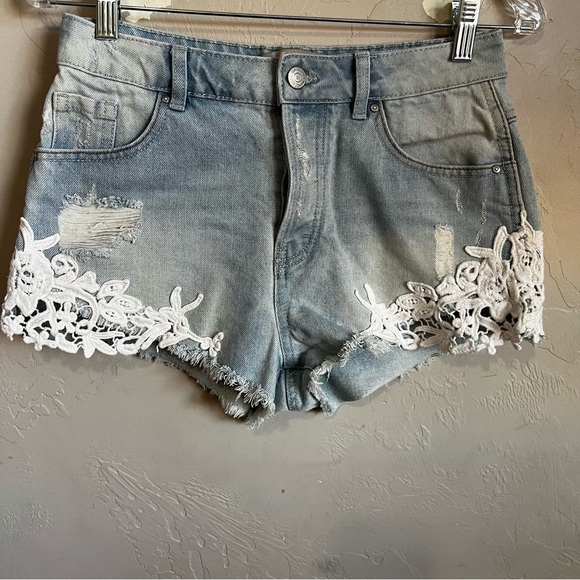 Denim Co. Distressed Button Fly Lace Embroidered Booty Denim Shorts - Picture 2 of 8